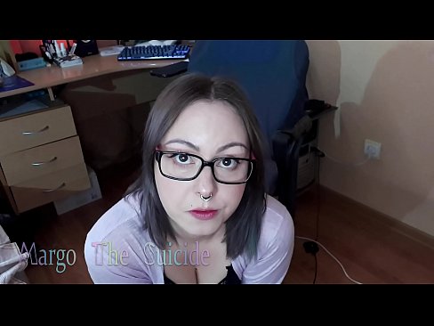 ❤️ Neska sexy betaurrekoekin dildoa zurrupatzen du kameraren aurrean ️❌ Porno gugan ☑