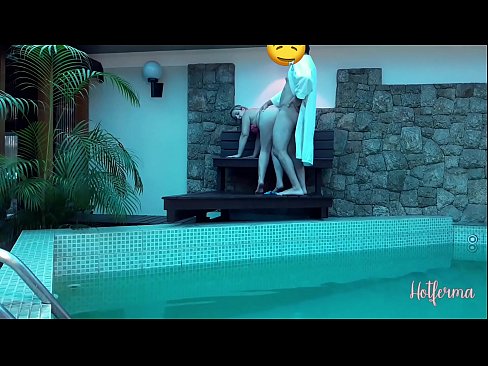 ❤️ Boss neskamea igerilekura gonbidatzen du, baina ezin izan dio beroari eutsi ️❌ Porno gugan ☑