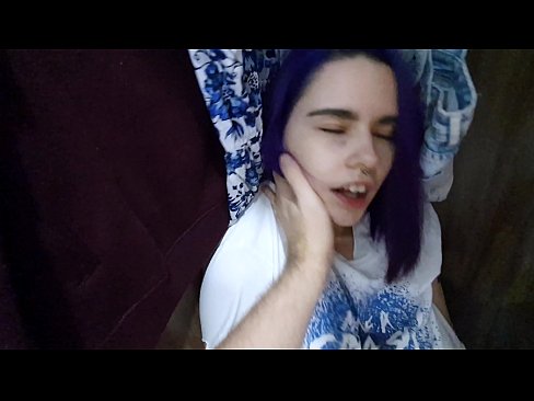 ❤️ Nire ahizpa armairuan aurkitu eta lagundu zion esperma ️❌ Porno gugan ☑